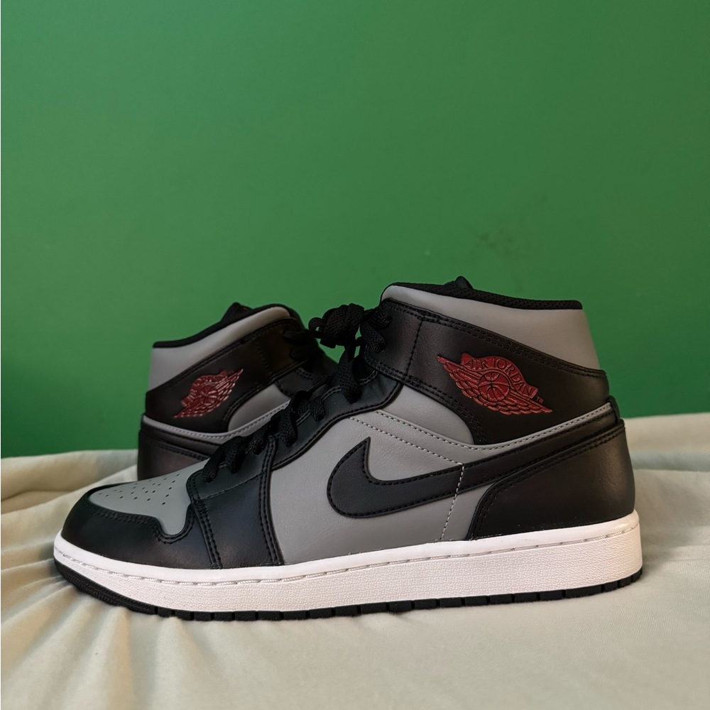 Jordan 1 mid shadow red size 10.5